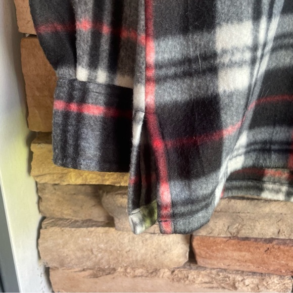 Renew black white red plaid full zip shacket Like new Me. Medium Like New - Picture 4 of 13